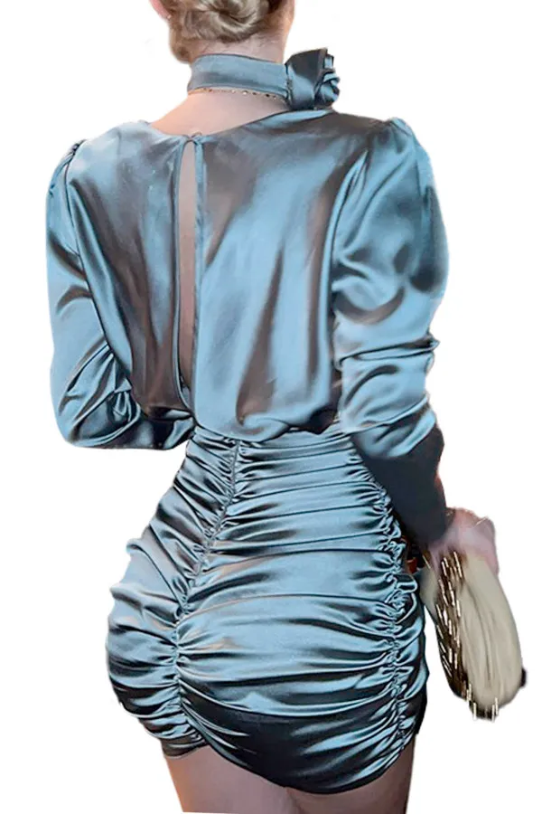 Robe satinée avec tour de cou signé Richard Fhal