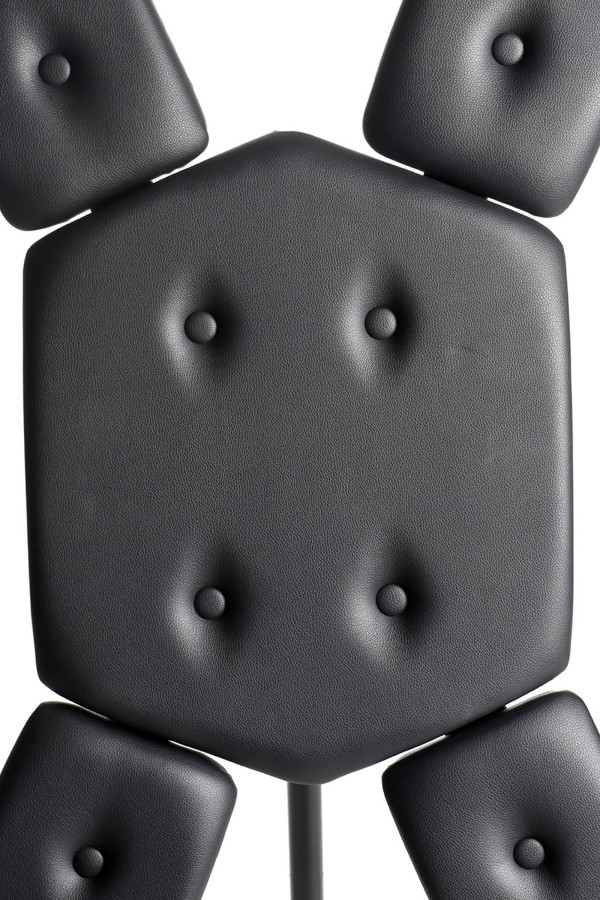 XR-Brands Croix de saint andré BDSM autoportante en cuir vegan