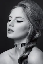 Collier ras de cou avec coeur métal