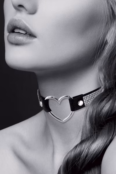Collier ras de cou en strass et coeur