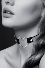 Collier ras de cou en strass et coeur