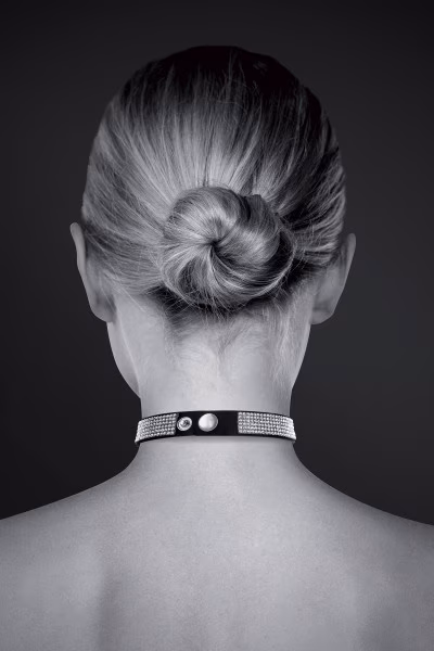 Collier ras de cou en strass et coeur