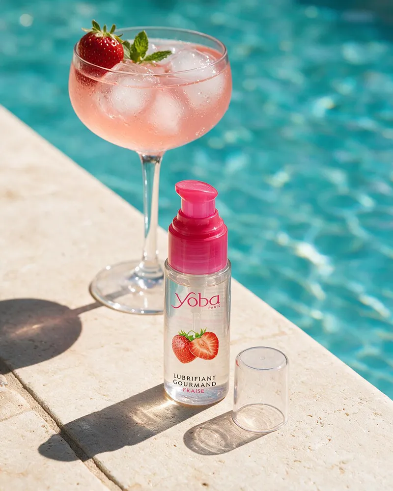 Lubrifiant aromatisé à la fraise Yoba au bord d’une piscine