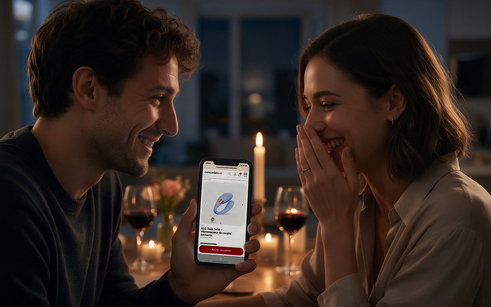 Comment parler de sextoys à son partenaire ? Couple complice et amusé découvrant ensemble un sextoy sur un smartphone lors d'une soirée romantique