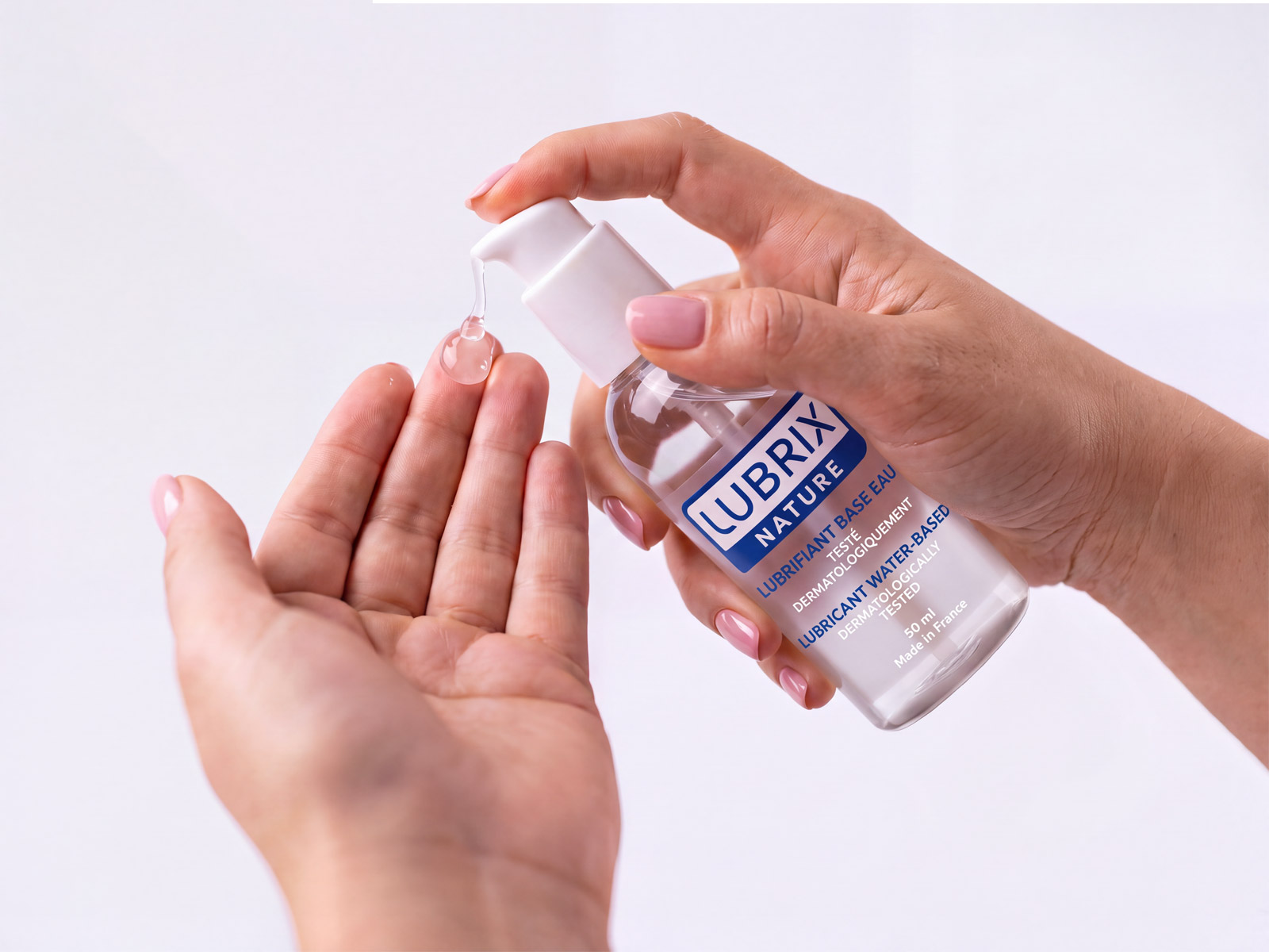 Gel du lubrifiant Lubrix Nature déposé dans la main depuis le flacon pompe format nomade 50 ml.