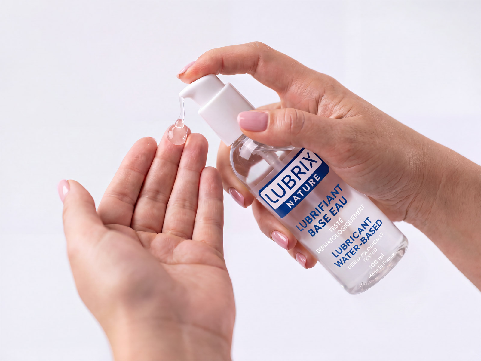 Gel du lubrifiant Lubrix Nature déposé dans la main depuis le flacon pompe format 100 ml.