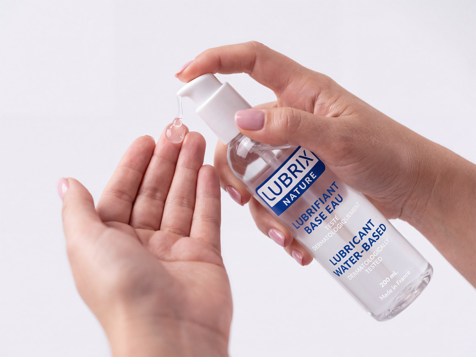 Gel du lubrifiant Lubrix Nature déposé dans la main depuis le flacon pompe grand format 200 ml.